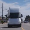 Jay Leno mengemudikan truk semi Tesla spesifikasi produksi dan merasa ini bisa menjadi perubahan besar dalam industri