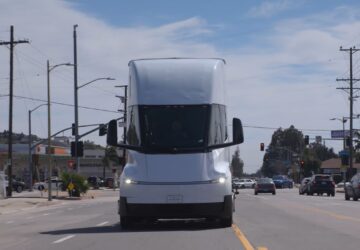 Jay Leno mengemudikan truk semi Tesla spesifikasi produksi dan merasa ini bisa menjadi perubahan besar dalam industri