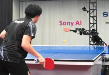 Tonton: Robot mengalahkan profesional manusia dalam tenis meja