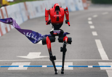 Seorang robot manusia berlari dalam maraton setengah Beijing dan melakukan lebih dari sekadar menang