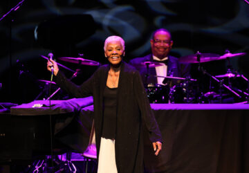 “Bagus, tentu saja”: Dionne Warwick mengejek pujian AI dengan lelucon Facebook