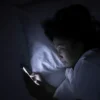 Bahaya Kebiasaan Doomscrolling Sebelum Tidur: Mengapa Harus Berhenti?