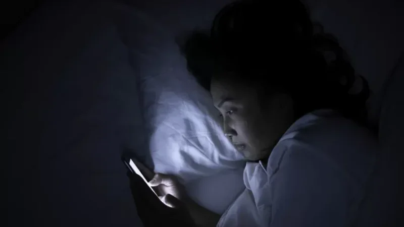 Bahaya Kebiasaan Doomscrolling Sebelum Tidur: Mengapa Harus Berhenti?