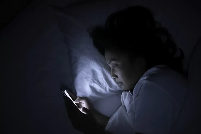 Bahaya Kebiasaan Doomscrolling Sebelum Tidur: Mengapa Harus Berhenti?
