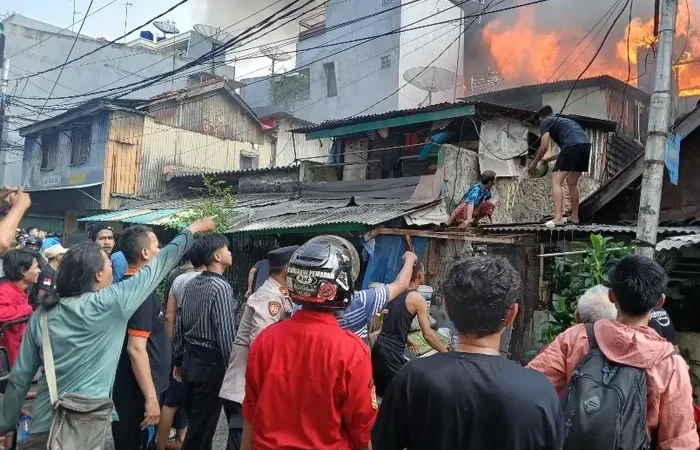 Bencana Kebakaran di Tambora: 102 Personel Damkar Dikerahkan untuk Pemadaman