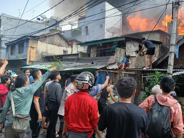 Bencana Kebakaran di Tambora: 102 Personel Damkar Dikerahkan untuk Pemadaman