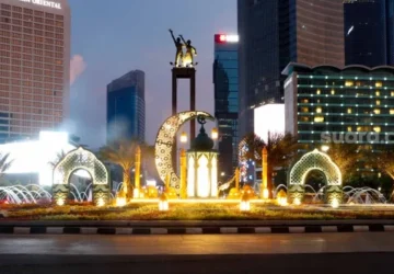Bundaran HI Mengudara dengan Keindahan Ornamen Lampu Buddha