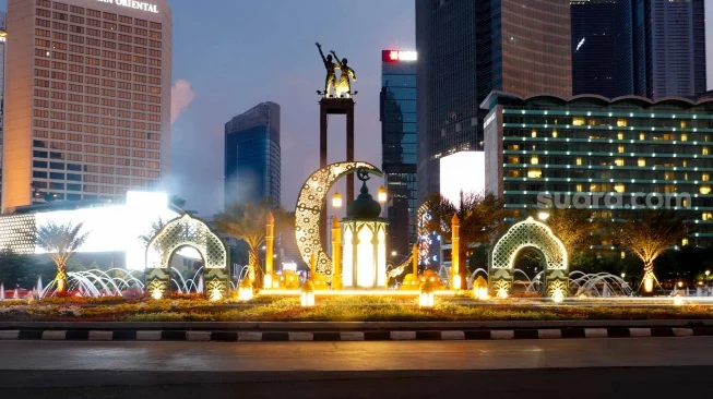 Bundaran HI Mengudara dengan Keindahan Ornamen Lampu Buddha