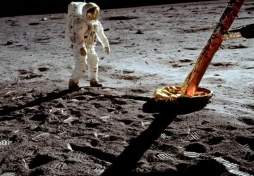 Buzz Aldrin Ungkap Rahasia Apollo 11: Fenomena Tak Lazim di Bulan