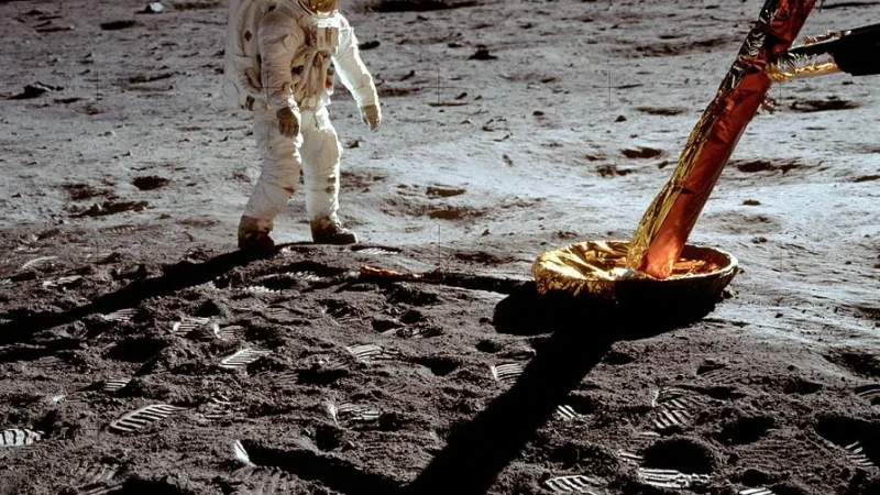 Buzz Aldrin Ungkap Rahasia Apollo 11: Fenomena Tak Lazim di Bulan