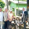 Ema Bahagia Dapat Becak Kayuh dan Hadiah Umrah dari Andre Rosiade