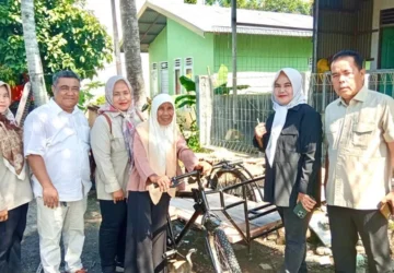 Ema Bahagia Dapat Becak Kayuh dan Hadiah Umrah dari Andre Rosiade