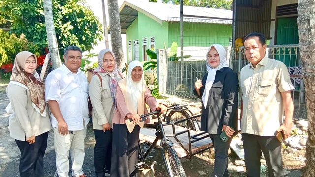 Ema Bahagia Dapat Becak Kayuh dan Hadiah Umrah dari Andre Rosiade