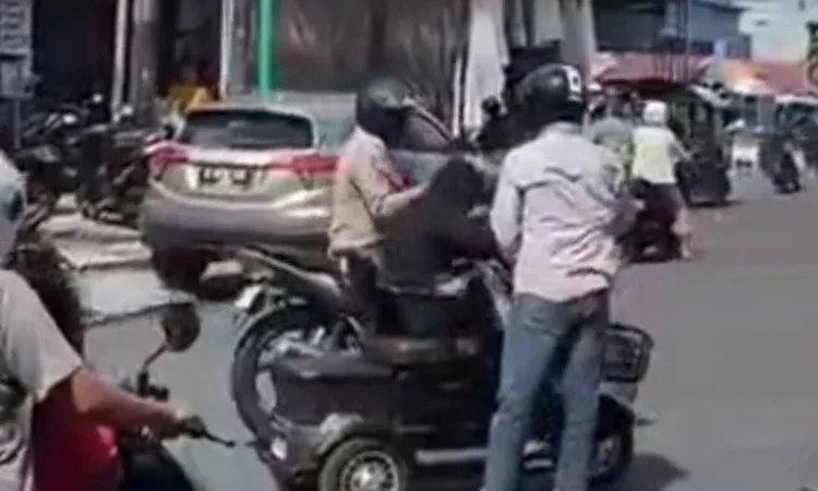 Emak-Emak di Depok Viral Naik Motor Ngebut Sambil Lawan Arus, Polisi Segera Turun Tangan