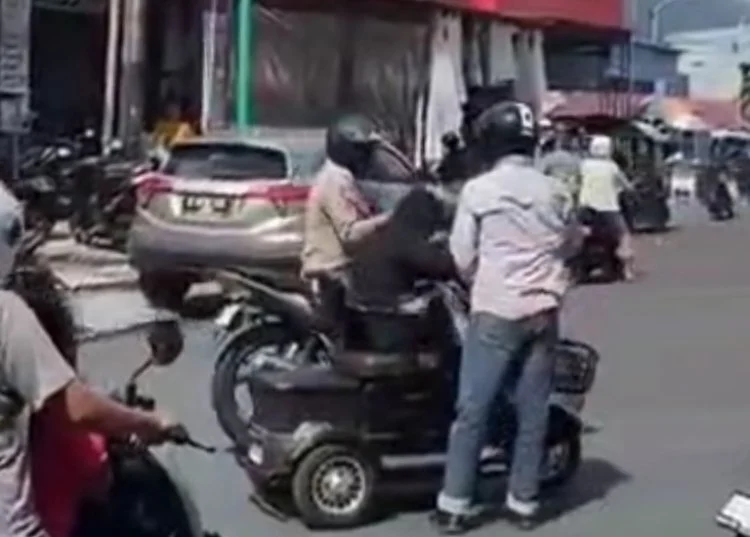 Emak-Emak di Depok Viral Naik Motor Ngebut Sambil Lawan Arus, Polisi Segera Turun Tangan