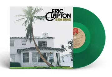 Eric Clapton Terkena Rekaman Vinyl yang Diluncurkan Seseorang di Hadapan