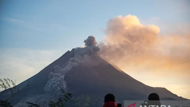 Gunung Merapi Semburkan Awan Panas, Masyarakat Diimbau Menjauh
