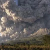 Gunung Sinabung Meningkatkan Aktivitas Vulkanik, Tanda Erupsi Mungkin Dekat?