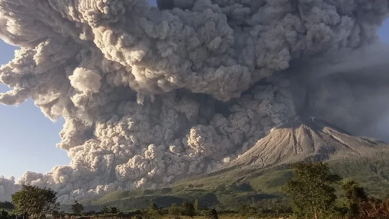 Gunung Sinabung Meningkatkan Aktivitas Vulkanik, Tanda Erupsi Mungkin Dekat?