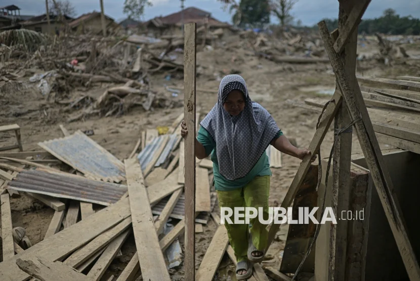 Hartati Aceh Tamiang Berhaji Meski Rumahnya Hancur Tersapu Banjir
