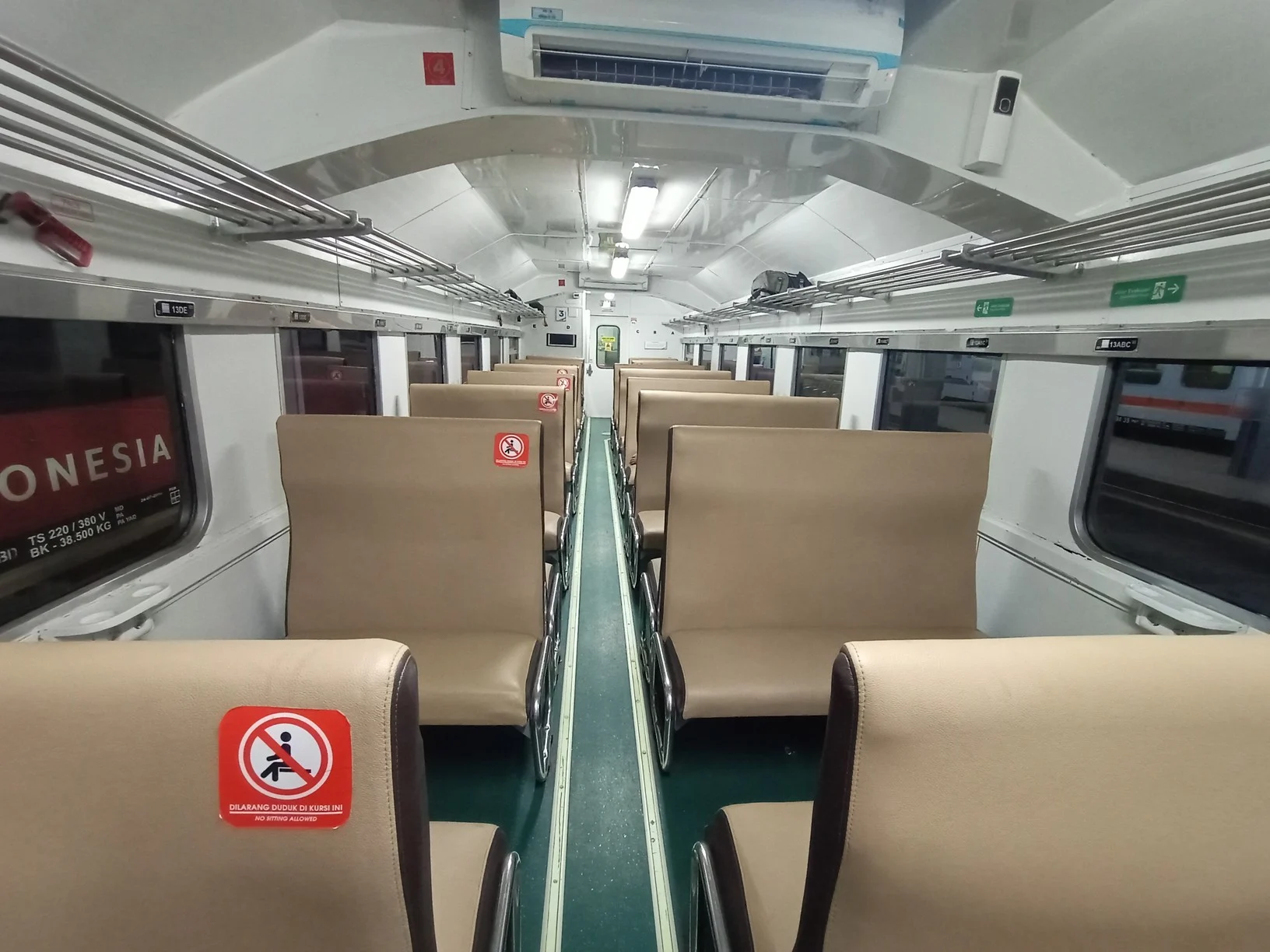Insiden KA Jaka Tingkir dan KA Serayu Tergelincir di Stasiun Pasar Senen