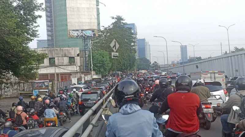 Jalan Amblas di Lenteng Agung, Jakarta Selatan, Macet Panjang Hingga 2 Km
