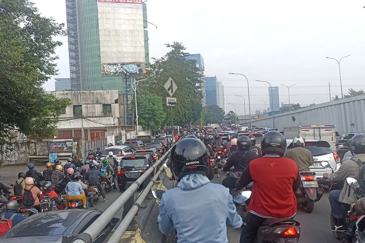 Jalan Amblas di Lenteng Agung, Jakarta Selatan, Macet Panjang Hingga 2 Km