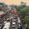 Jalan Amblas di Lenteng Agung Mengakibatkan Kemacetan di Jakarta Selatan