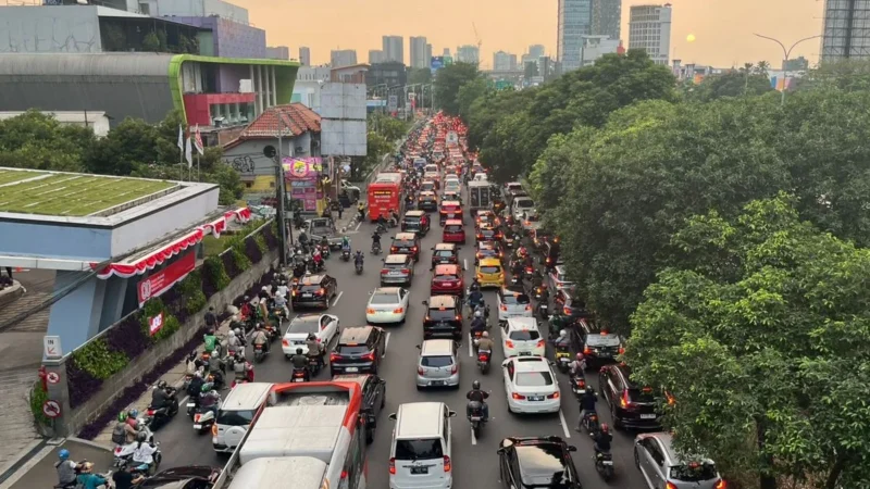 Jalan Amblas di Lenteng Agung Mengakibatkan Kemacetan di Jakarta Selatan
