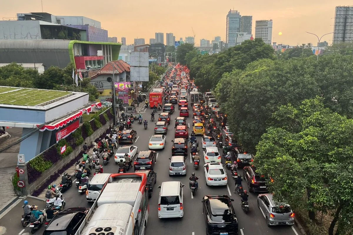 Jalan Amblas di Lenteng Agung Mengakibatkan Kemacetan di Jakarta Selatan