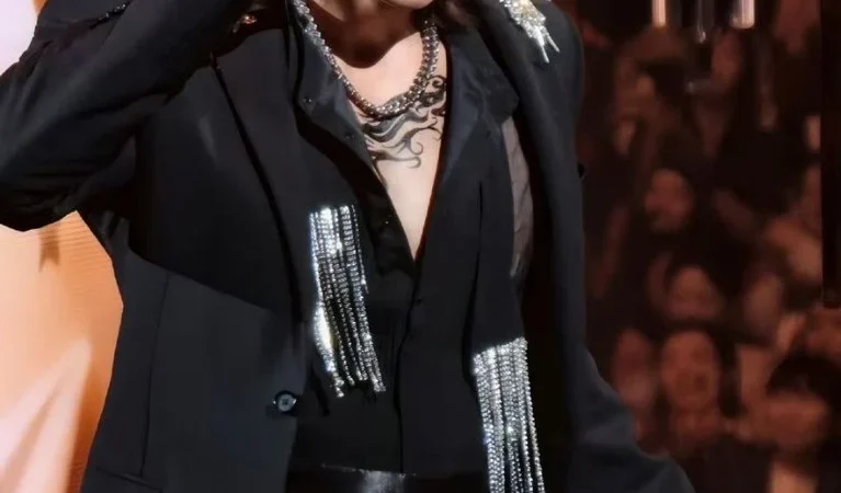 Jerry Yan Mengenang Barbie Hsu dengan Kalung Ikonik Shan Cai di Konser F✦FOREVER