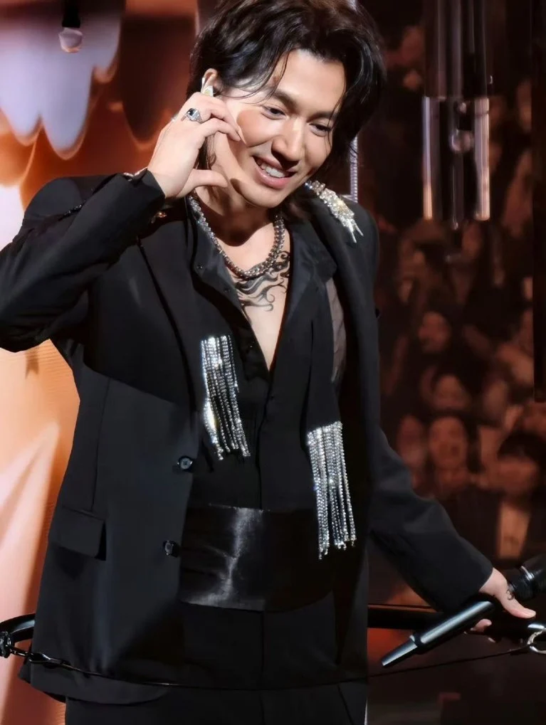 Jerry Yan Mengenang Barbie Hsu dengan Kalung Ikonik Shan Cai di Konser F✦FOREVER