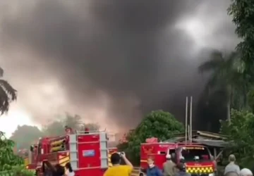 Kebakaran Hebat Landa Gudang Miami di Kalideres, Jakarta Barat