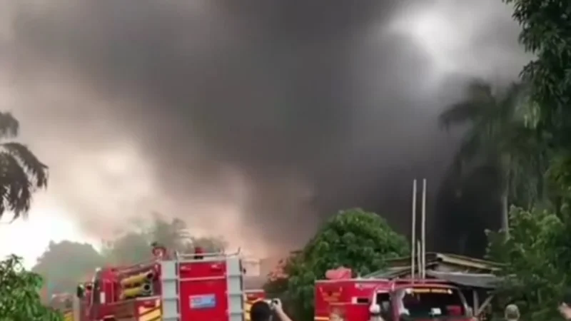 Kebakaran Hebat Landa Gudang Miami di Kalideres, Jakarta Barat