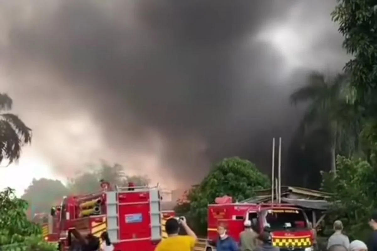 Kebakaran Hebat Landa Gudang Miami di Kalideres, Jakarta Barat