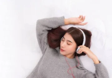 Kebiasaan Mendengarkan Musik Saat Tidur: Dampaknya bagi Kesehatan Telinga