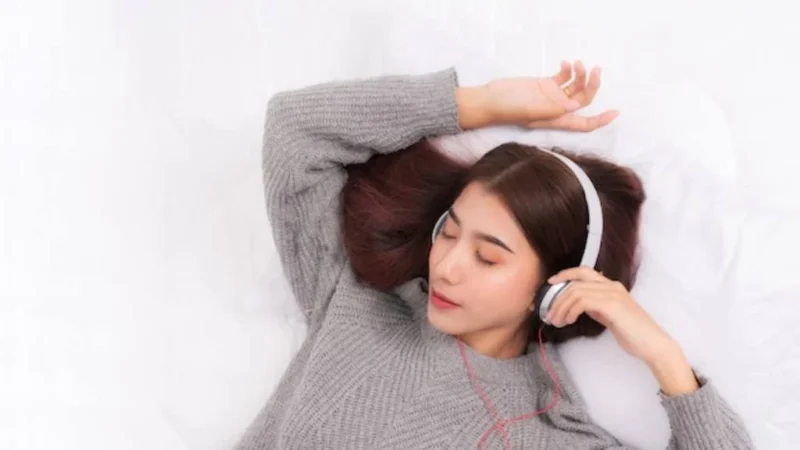 Kebiasaan Mendengarkan Musik Saat Tidur: Dampaknya bagi Kesehatan Telinga