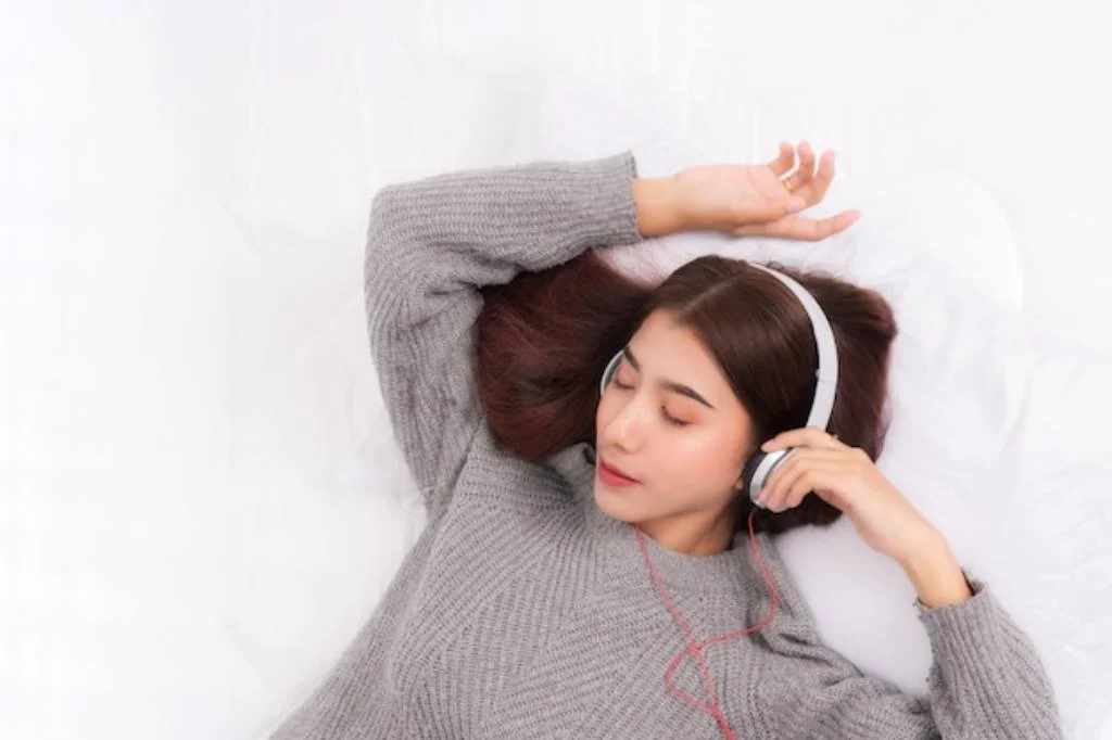 Kebiasaan Mendengarkan Musik Saat Tidur: Dampaknya bagi Kesehatan Telinga