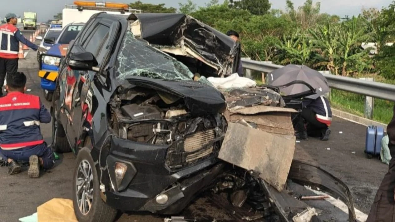 Kecelakaan Tol Paspro: Mobil Gus Hilman Tabrak Truk Diduga Akibat Sopir Mengantuk