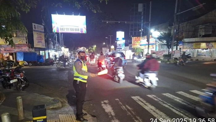 Kemacetan Parah di Jalan Raya Lenteng Agung Akibat Jalan Amblas
