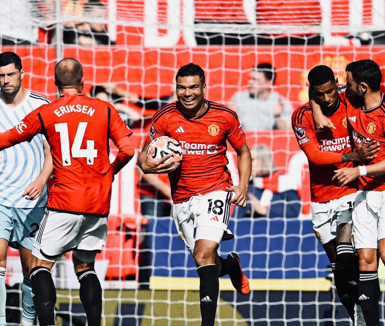 Kemenangan Dramatis Manchester United atas Nottingham Forest Memastikan Tempat di Tiga Besar Klasemen