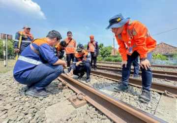 Kesetiaan Fayyadh dalam Menjaga Keselamatan Rel Kereta di Cikudapateuh, Bandung