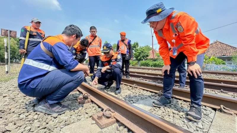 Kesetiaan Fayyadh dalam Menjaga Keselamatan Rel Kereta di Cikudapateuh, Bandung