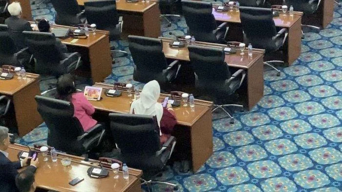 Kontroversi Anggota DPRD Jember yang Main Game saat Rapat di Tengah Kunker Bali