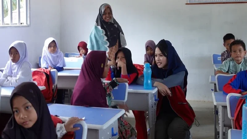 Maudy Ayunda Membangun Semangat Belajar di Aceh Tamiang