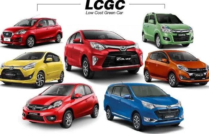 Mobil LCGC Terabas Masuk Parkiran Setelah Kejar-Kejaran dengan DC
