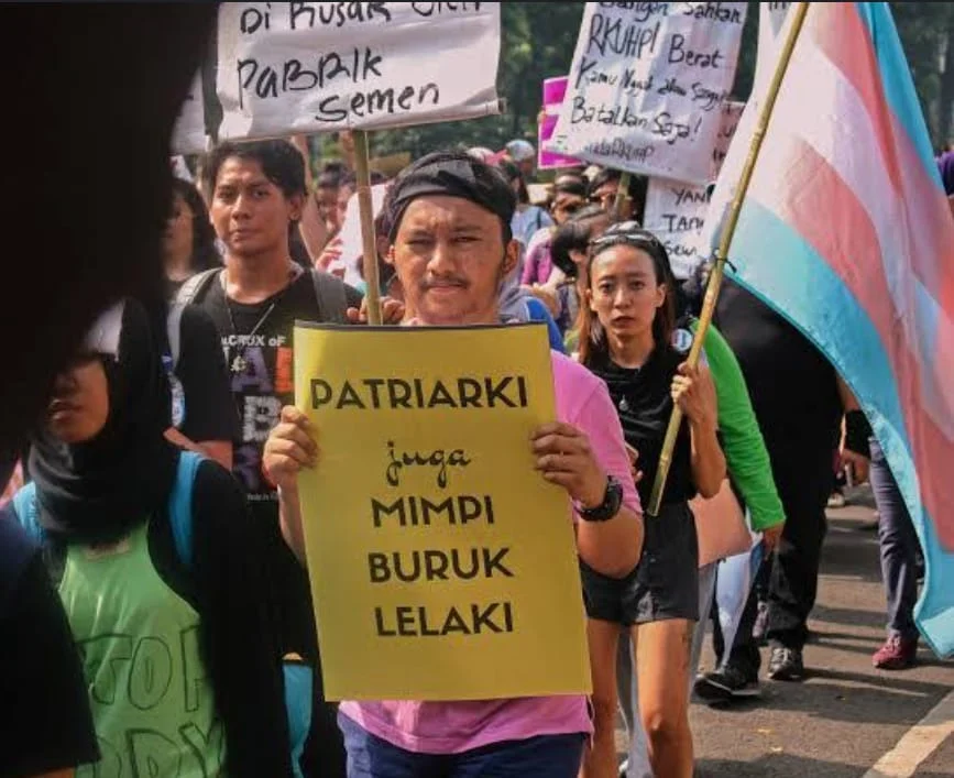 Momo, Ketergantungan, dan Masa Depan Perempuan di Masyarakat Patriarkis