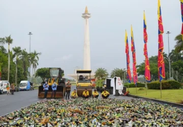 Monas Jadi Saksi Pemusnahan 10 Ribu Botol Miras oleh Satpol PP DKI Jakarta