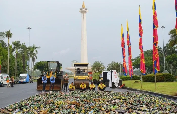 Monas Jadi Saksi Pemusnahan 10 Ribu Botol Miras oleh Satpol PP DKI Jakarta