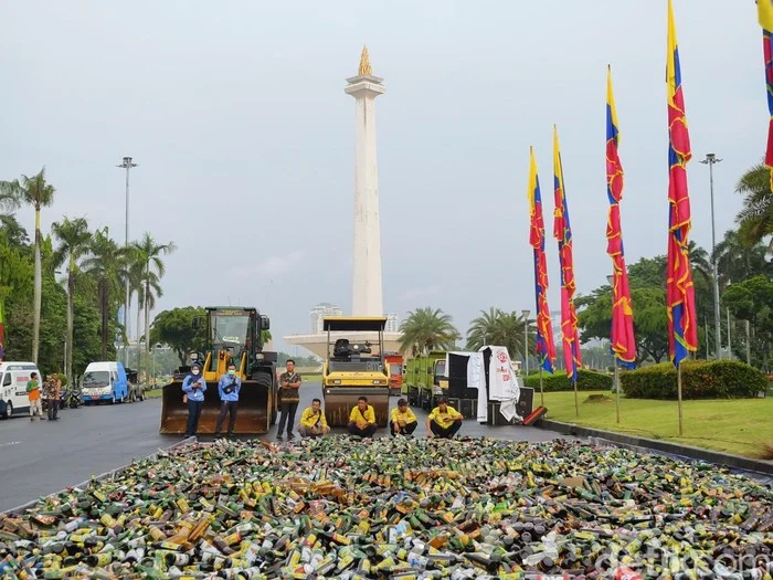 Monas Jadi Saksi Pemusnahan 10 Ribu Botol Miras oleh Satpol PP DKI Jakarta